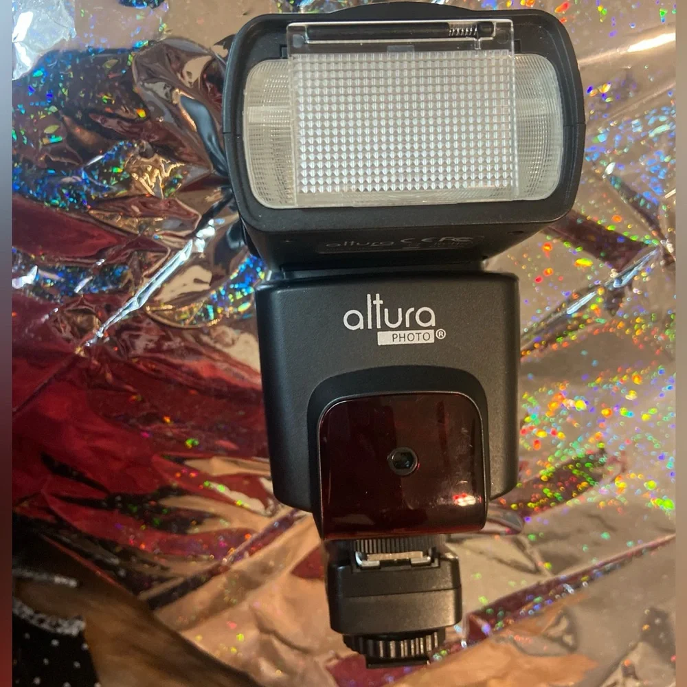 ALTURA PHOTO FLASH with flash triggered remote. (No box)